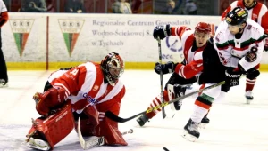Bartosz Ciura (P) z GKS-u oraz interweniujący bramkarz Comarch Cracovii Rafał Radziszewski