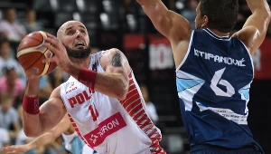 Marcin Gortat z piłką podczas meczu przeciwko Bośni i Hercegowinie