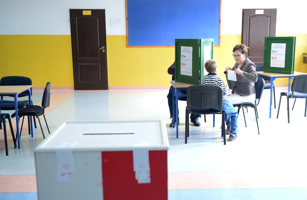 Premier Ewa Kopacz uczestniczy w referendum w siedzibie obwodowej komisji do spraw referendum w Szkole Podstawowej nr. 4 w Radomiu Premier Ewa Kopacz uczestniczy w referendum w siedzibie obwodowej komisji do spraw referendum w Szkole Podstawowej nr. 4 w Radomiu