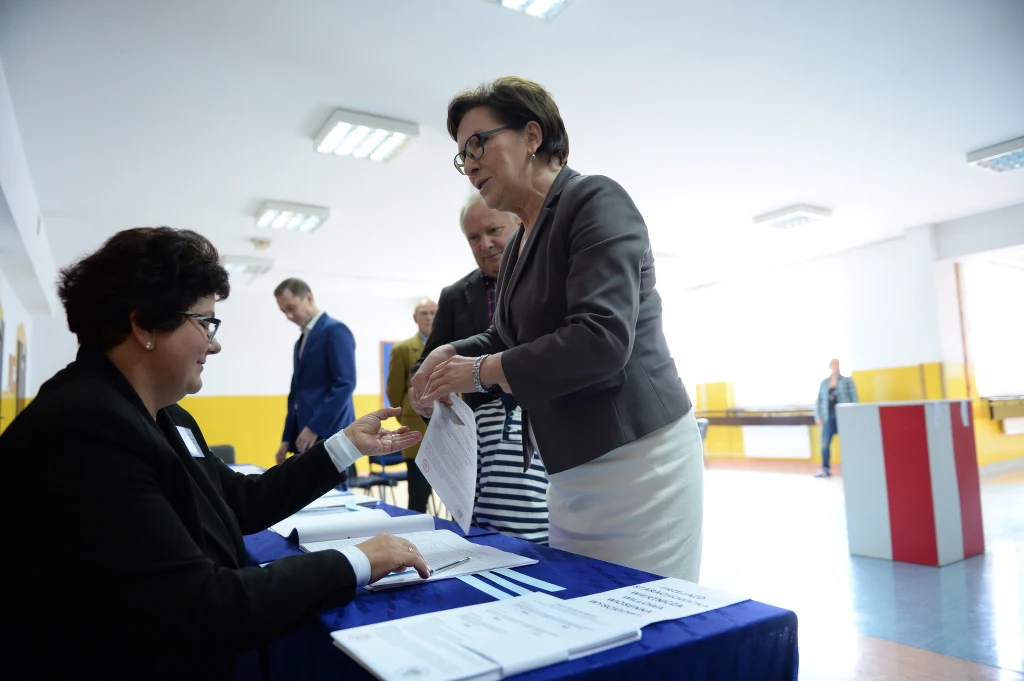 Premier Ewa Kopacz uczestniczy w referendum w siedzibie obwodowej komisji do spraw referendum w Szkole Podstawowej nr. 4 w Radomiu Premier Ewa Kopacz uczestniczy w referendum w siedzibie obwodowej komisji do spraw referendum w Szkole Podstawowej nr. 4 w Radomiu