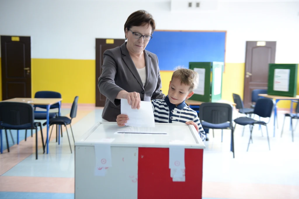 Premier Ewa Kopacz uczestniczy w referendum w siedzibie obwodowej komisji do spraw referendum w Szkole Podstawowej nr. 4 w Radomiu Premier Ewa Kopacz uczestniczy w referendum w siedzibie obwodowej komisji do spraw referendum w Szkole Podstawowej nr. 4 w Radomiu
