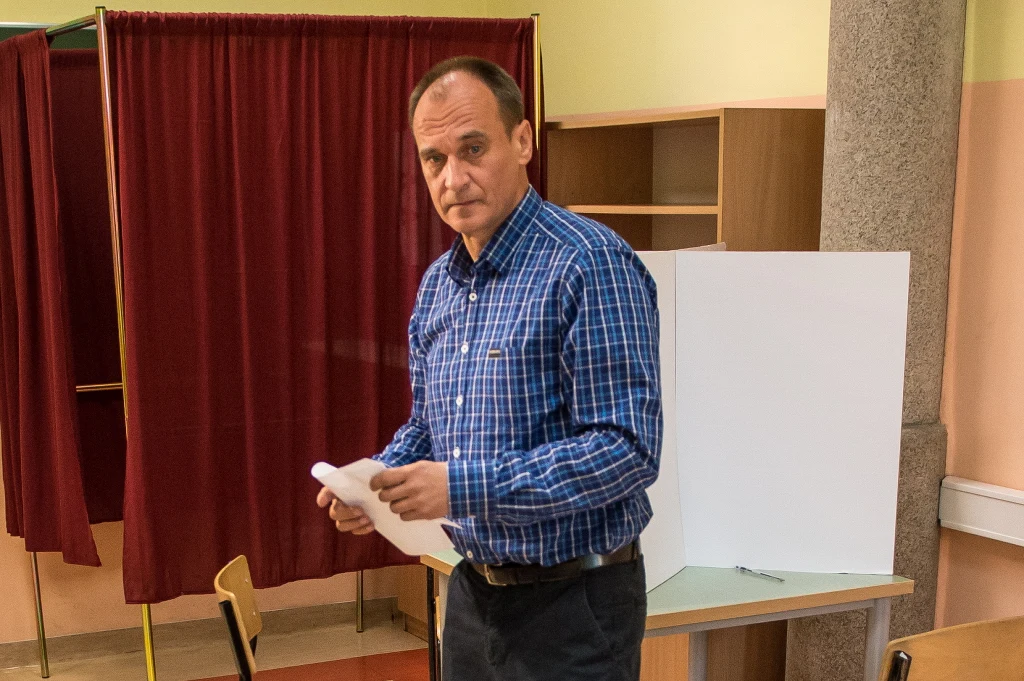 Muzyk, polityk Paweł Kukiz (P) uczestniczy w referendum w siedzibie obwodowej komisji do spraw referendum nr. 50 we Wrocławiu Muzyk, polityk Paweł Kukiz (P) uczestniczy w referendum w siedzibie obwodowej komisji do spraw referendum nr. 50 we Wrocławiu