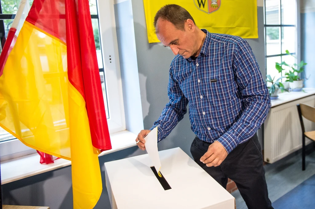 Muzyk, polityk Paweł Kukiz (P) uczestniczy w referendum w siedzibie obwodowej komisji do spraw referendum nr. 50 we Wrocławiu Muzyk, polityk Paweł Kukiz (P) uczestniczy w referendum w siedzibie obwodowej komisji do spraw referendum nr. 50 we Wrocławiu