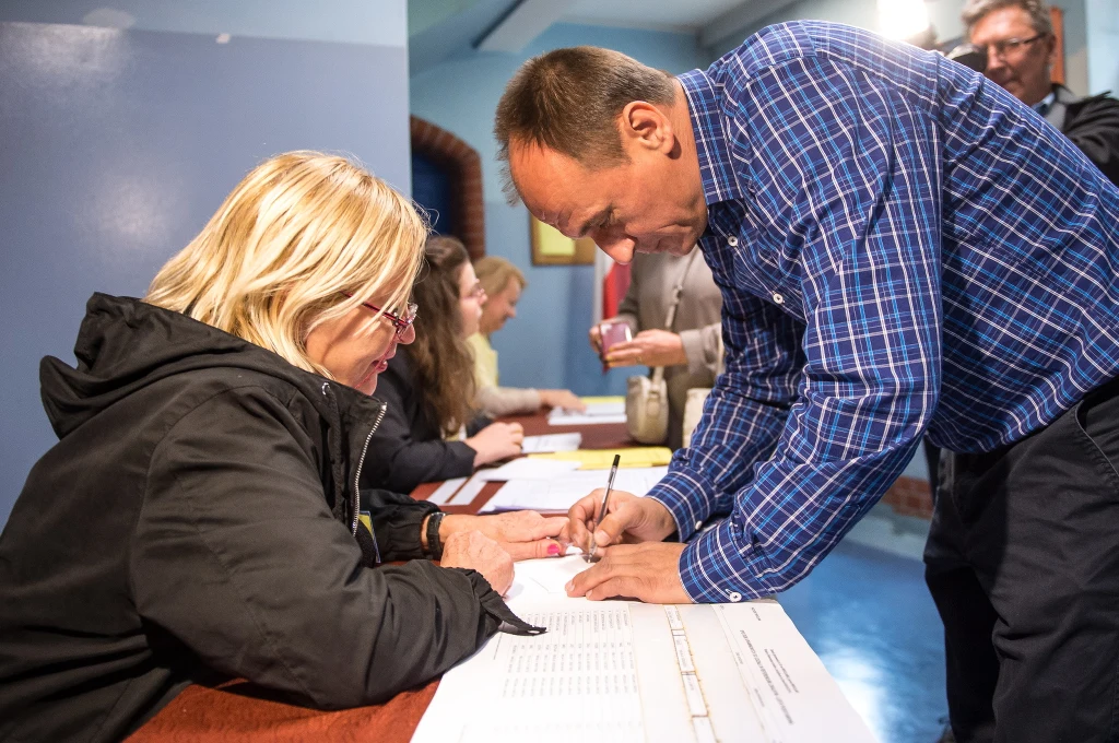 Muzyk, polityk Paweł Kukiz (P) uczestniczy w referendum w siedzibie obwodowej komisji do spraw referendum nr. 50 we Wrocławiu Muzyk, polityk Paweł Kukiz (P) uczestniczy w referendum w siedzibie obwodowej komisji do spraw referendum nr. 50 we Wrocławiu