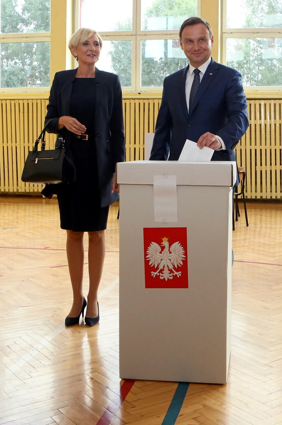 Prezydent Andrzej Duda z żoną Agatą Kornhauser-Dudą biorą udział w referendum w siedzibie obwodowej komisji do spraw referendum nr 108 w Krakowie Prezydent Andrzej Duda z żoną Agatą Kornhauser-Dudą biorą udział w referendum w siedzibie obwodowej komisji do spraw referendum nr 108 w Krakowie