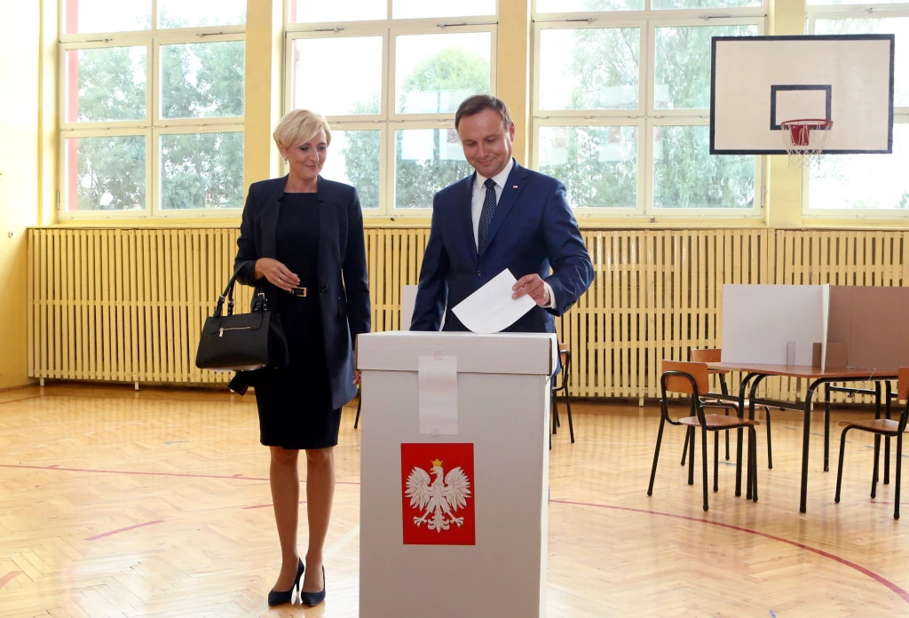 Prezydent Andrzej Duda z żoną Agatą Kornhauser-Dudą biorą udział w referendum w siedzibie obwodowej komisji do spraw referendum nr 108 w Krakowie Prezydent Andrzej Duda z żoną Agatą Kornhauser-Dudą biorą udział w referendum w siedzibie obwodowej komisji do spraw referendum nr 108 w Krakowie