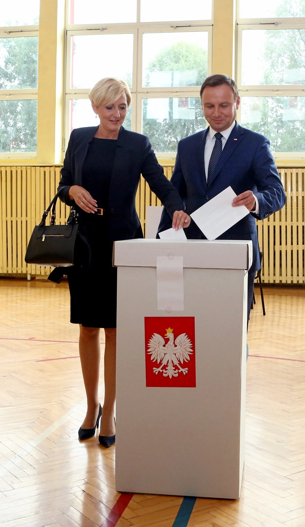 Prezydent Andrzej Duda z żoną Agatą Kornhauser-Dudą biorą udział w referendum w siedzibie obwodowej komisji do spraw referendum nr 108 w Krakowie Prezydent Andrzej Duda z żoną Agatą Kornhauser-Dudą biorą udział w referendum w siedzibie obwodowej komisji do spraw referendum nr 108 w Krakowie