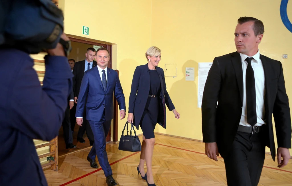 Prezydent Andrzej Duda z żoną Agatą Kornhauser-Dudą biorą udział w referendum w siedzibie obwodowej komisji do spraw referendum nr 108 w Krakowie Prezydent Andrzej Duda z żoną Agatą Kornhauser-Dudą biorą udział w referendum w siedzibie obwodowej komisji do spraw referendum nr 108 w Krakowie