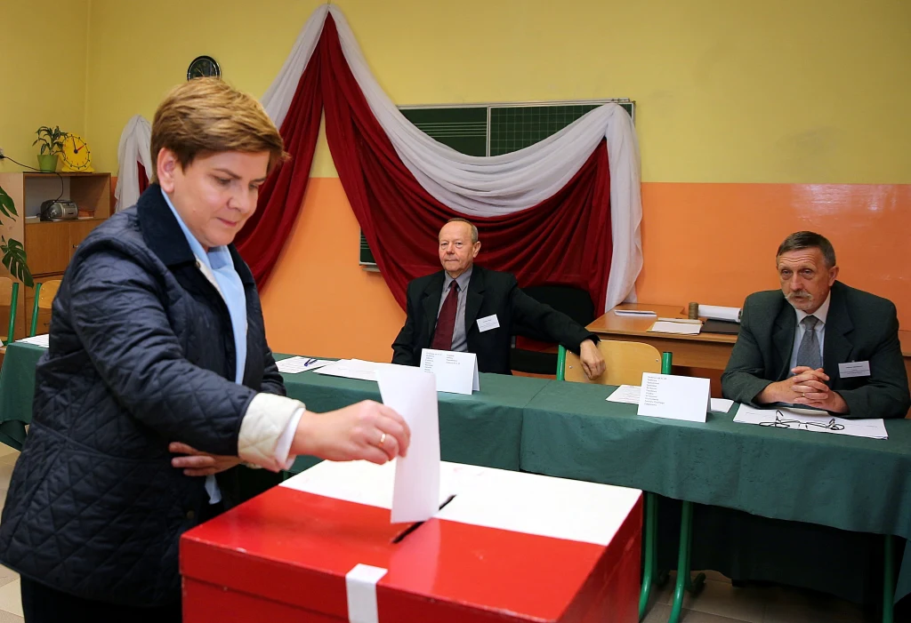 Kandydatka PiS na premiera Beata Szydło uczestniczy w referendum w siedzibie obwodowej komisji do spraw referendum nr 10 w Przecieszynie Kandydatka PiS na premiera Beata Szydło uczestniczy w referendum w siedzibie obwodowej komisji do spraw referendum nr 10 w Przecieszynie