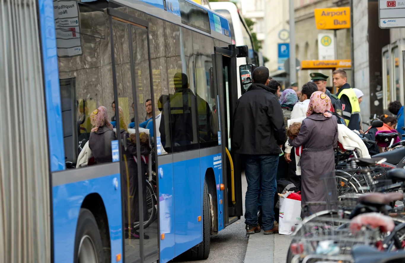 Część azylantów została ulokowana na terenie Bawarii, inni zostali przetransportowani do Północnej Nadrenii-Westfalii, Turyngii i innych krajów związkowych Niemiec