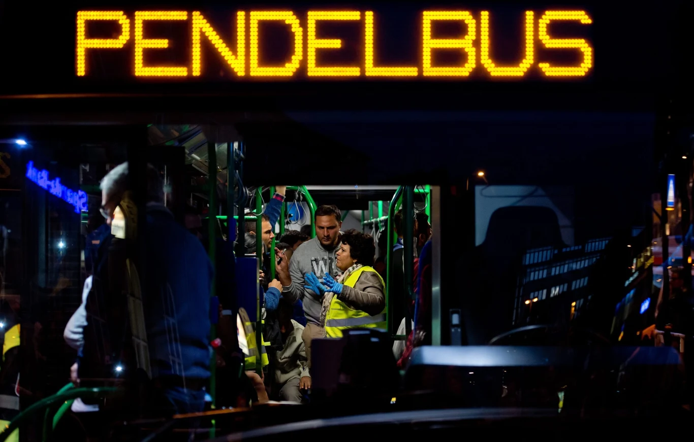 Część azylantów została ulokowana na terenie Bawarii, inni zostali przetransportowani do Północnej Nadrenii-Westfalii, Turyngii i innych krajów związkowych Niemiec