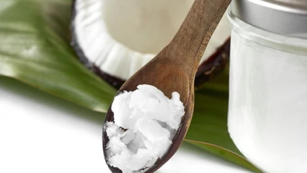 Olej kokosowy wspomaga produkcję kolagenu.