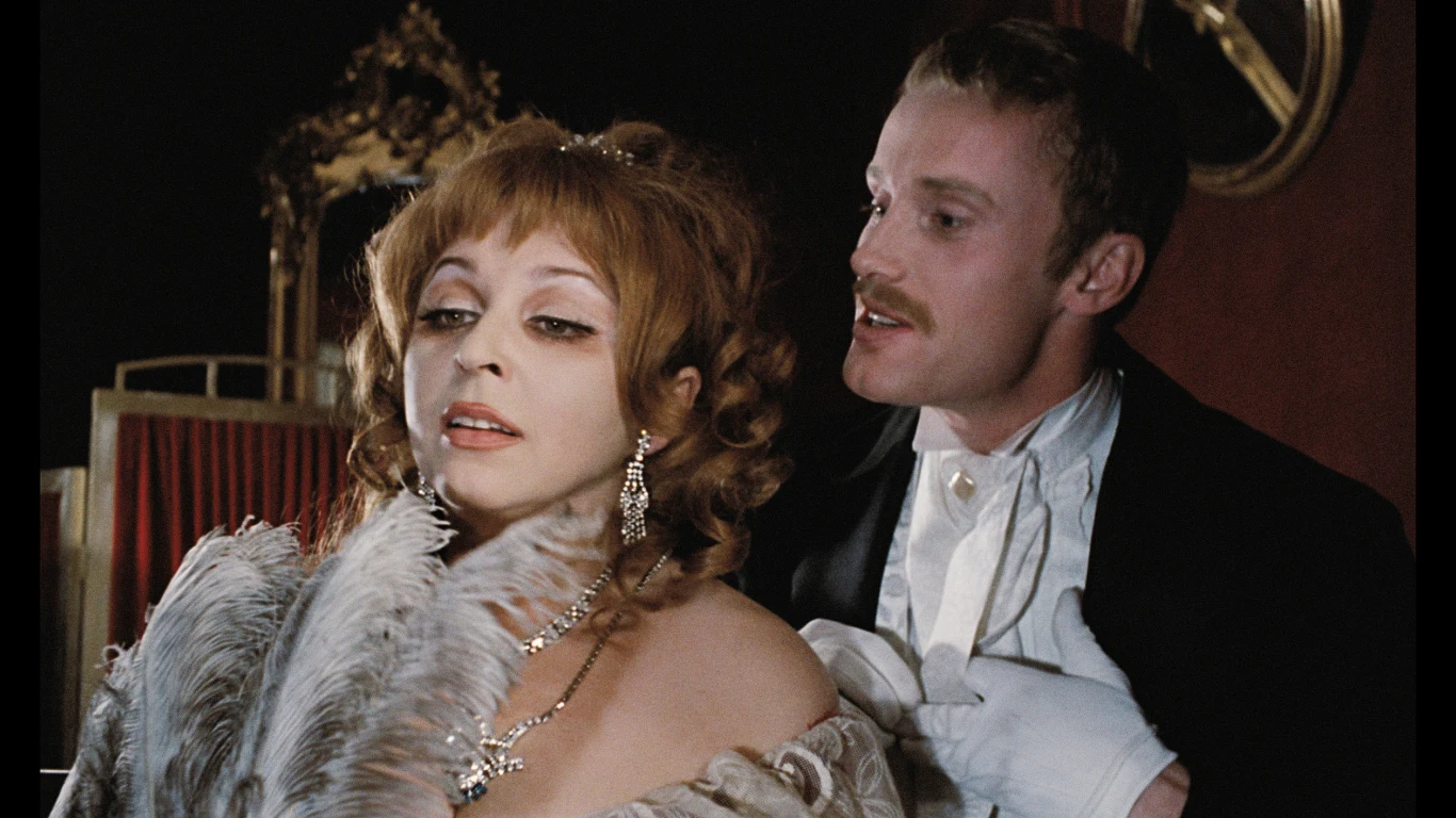 Kalina Jędrusik i Daniel Olbrychski w filmie Andrzeja Wajdy "Ziemia obiecana"