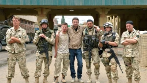 Krzysztof Łukaszewicz (w środku) i gwiazdy jego "Karbali"