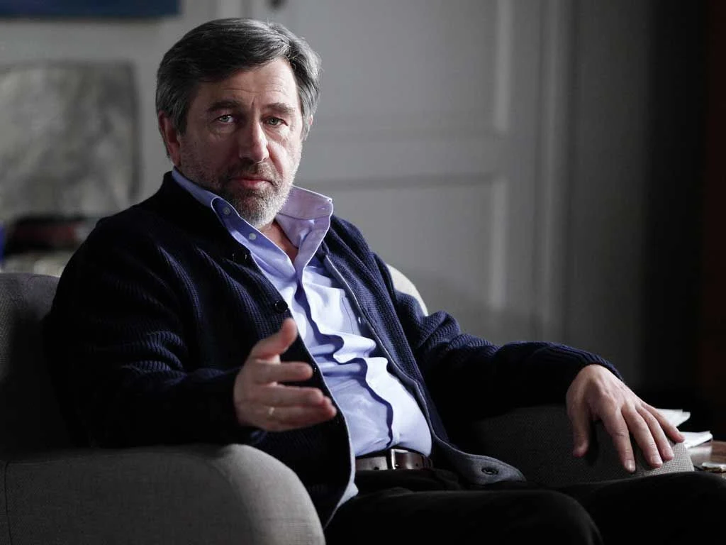 W 2011 roku Jerzy Radziwiłowicz zagrał główną rolę w pierwszym polskim serialu HBO - "Bez tajemnic", wcielając się w postać uznanego psychoterapeuty, który regularnie odbywa spotkania z pięciorgiem swoich pacjentów.

- Nic nie wiem o psychoterapii. Nigdy nie próbowałem zgłębiać jej tajników. Nie gram psychoterapeuty, tylko człowieka. Człowieka, który wykonuje taki zawód - zastrzegał w charakterystycznym dla siebie stylu aktor.