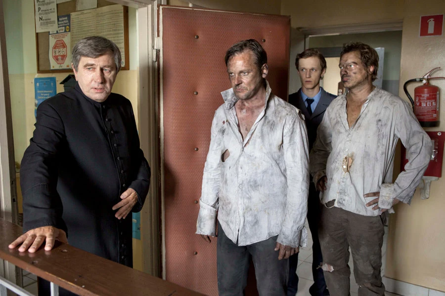 Do współpracy z Pasikowskim Radziwiłowicz wrócił niewielką rolą rolą księdza w głośnym "Pokłosiu".

- Wiedzieliśmy od początku, że będą reakcje, ale ich siła mnie zaskoczyła. Powiedziano tyle słów nietrafnych, ohydnych, brutalnych, tyle chamstwa się wylało w związku z tym filmem. Tego się nie spodziewałem - mówił aktor.

 