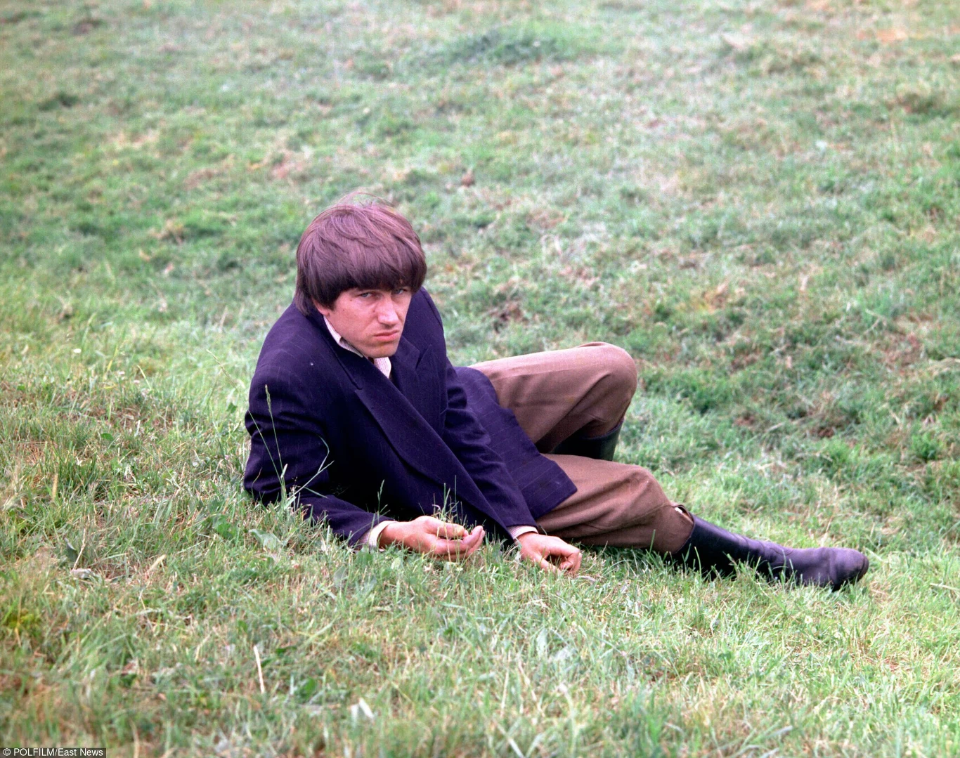 "Nie miałem nigdy problemów z popularnością, ponieważ mnie jakoś mało rozpoznają. Nawet nie wiem, czy to powinno mnie drażnić, czy cieszyć. Nie wiem. Mało kto mnie zaczepia i tak było zawsze"  - Radziwiłowicz mówił w autobiograficznej książce "Wszystko jest lekko dziwne".

Na zdjęciu - w filmie telewizyjnym Wojciecha Marczewskiego "Klucznik" (1979).