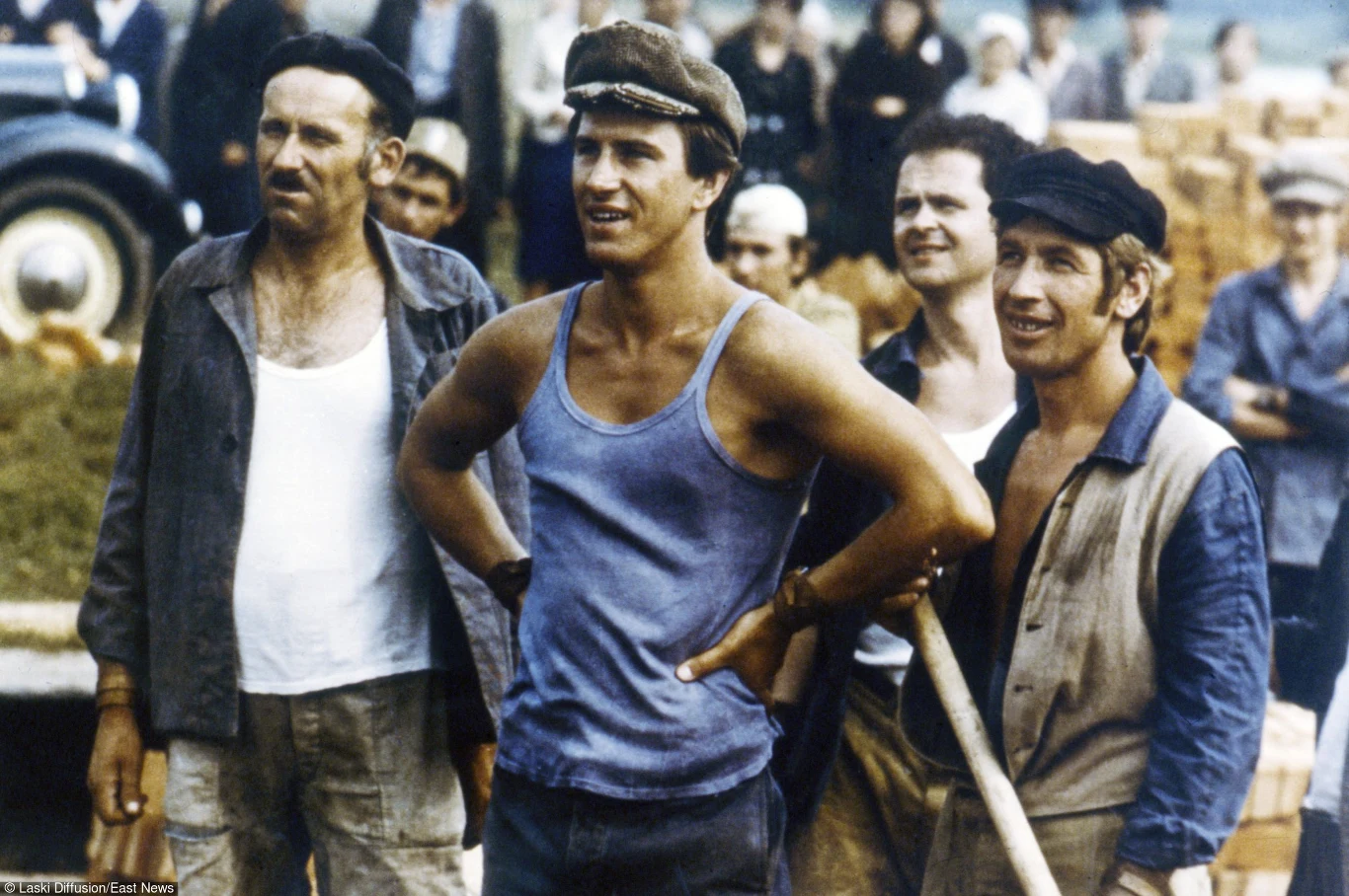 Najważniejszą kreacją w kinowej karierze Jerzego Radziwiłowicza pozostaje podwójna rola w filmie Andrzeja Wajdy "Człowiek z marmuru". Młody aktor krakowskiego Starego Teatru zagrał tu zarówno robotnika Mateusza Birkuta, jak i jego syna - Maćka Tomczyka.

Radziwiłowicz nie brał udziału w castingu do tego filmu. "Wajda po prostu zaproponował, żebym to ja zagrał" - opowiadał aktor w wywiadzie-rzece "Wszystko jest lekko dziwne". 

"Było poczucie, że to jest dla Andrzeja film niezwykle istotny. Ja tego poczucia zacząłem nabierać w trakcie filmu. (...) Od początku wiedziałem, jak ważną rzecz robimy" - aktor wspominał w rozmowie z Łukaszem Maciejewskim. 
