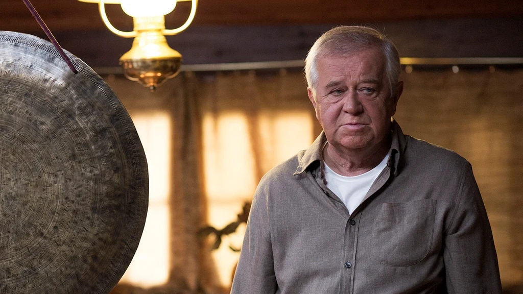 Muszą zaopiekować się ukochanym, ale despotycznym ojcem (Marian Dziędziel). Marta i Kasia stopniowo zbliżają się do siebie i odzyskują utracony kontakt, co wywołuje szereg tragikomicznych sytuacji.