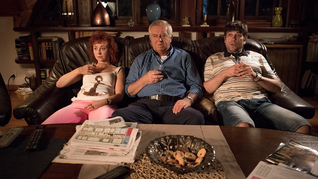 - „Moje córki krowy” to ciepła, pozbawiona fałszu i tanich wzruszeń opowieść o relacjach rodzinnych. Prawdziwa, jak samo życie – czasem smutna, czasem wesoła. „Moim marzeniem jest takie skonstruowanie filmu, żeby widz na zmianę śmiał się i płakał, ale żeby wyszedł z kina zbudowany, a nie podłamany – mówi reżyserka Kinga Dębska.