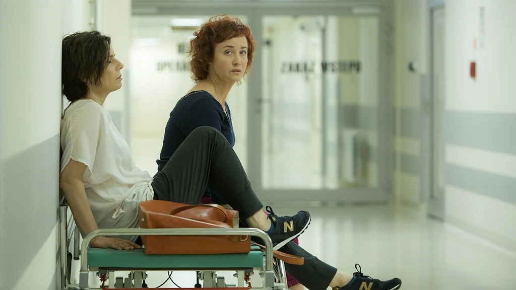 Siostry nie przepadają za sobą, ale nagła choroba matki (Małgorzata Niemirska) zmusza je do wspólnego działania. 