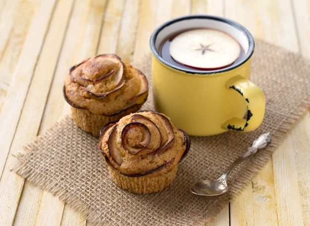 Muffiny jabłkowe smakują świetnie z mlekiem, sokiem lub herbatą