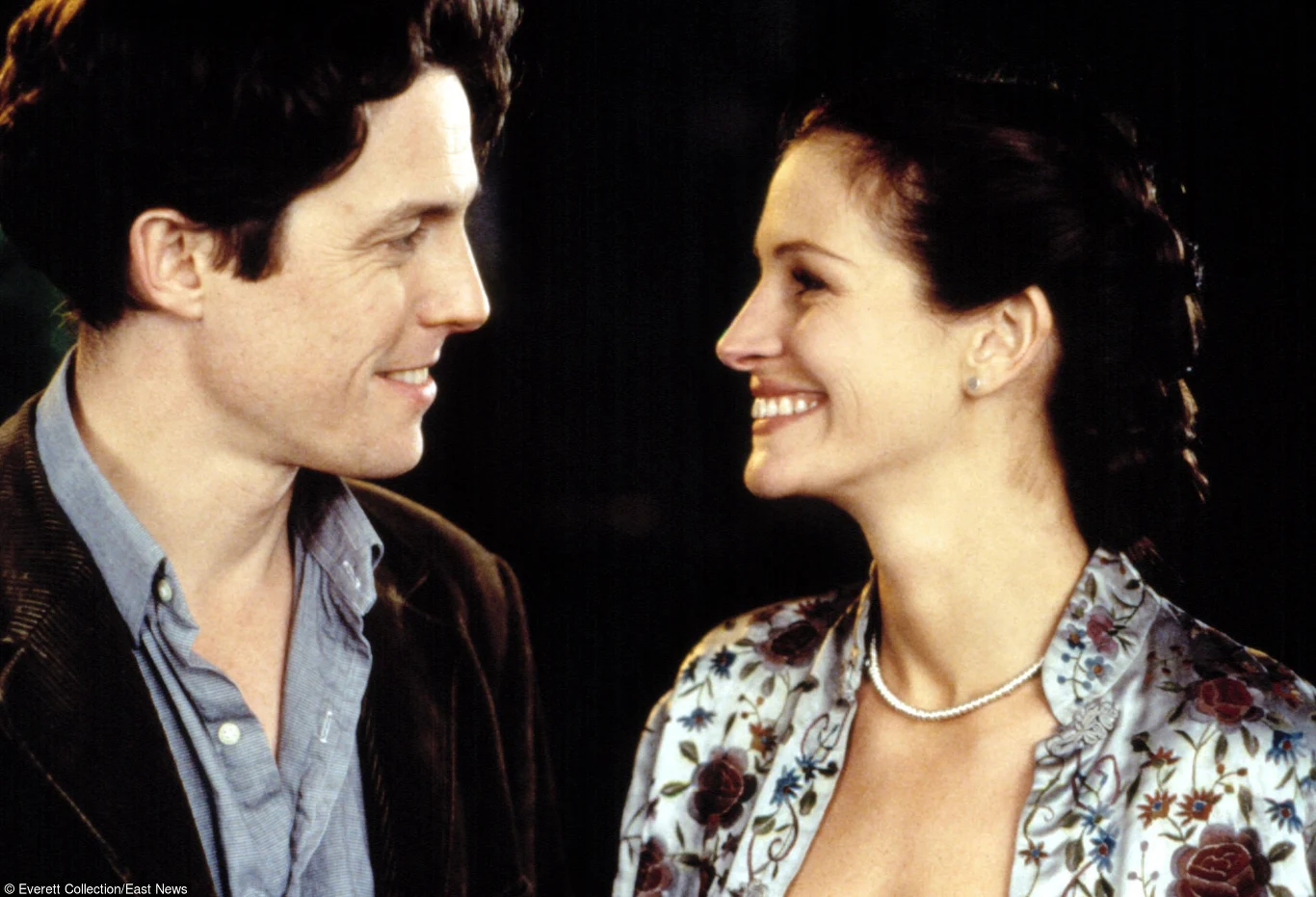 Następnym filmem Granta było "Notting Hill", w którym partnerowała mu Julia Roberts. Oryginalny scenariusz został napisany oraz wyprodukowany przez ekipę "Czterech wesel i pogrzebu" i wyreżyserowany przez Rogera Michella. 

Pierwszy weekend wyświetlania filmu przyniósł największe wpływy w historii jeśli chodzi o komedię romantyczną.