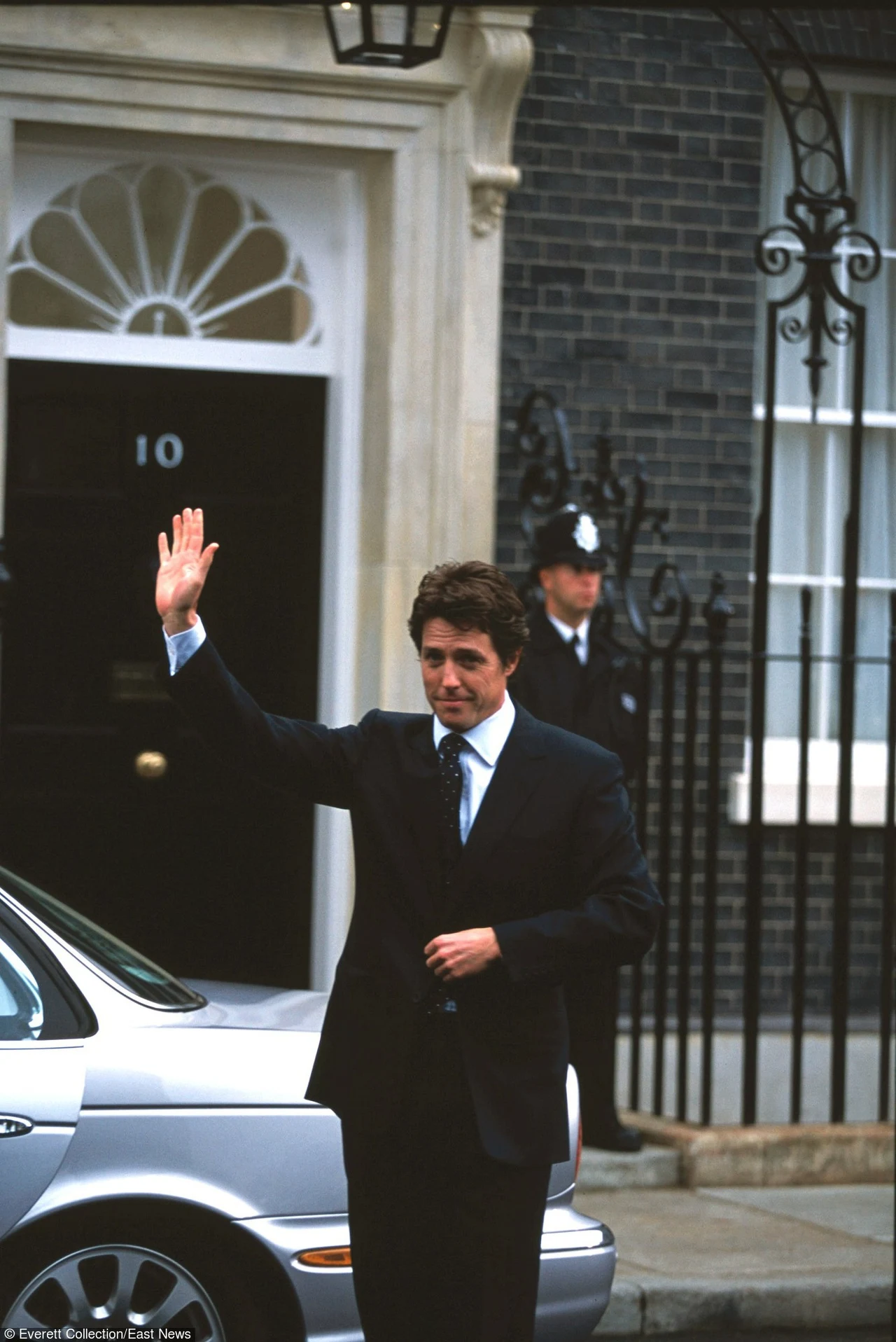 Premier zakochujący się od pierwszego wejrzenia w jednej z pracownic swojego biura już w kilka chwil po wejściu do siedziby przy 10 Downing Street?

Reżyser kinowego hitu "To właśnie miłość" - Richard Curtis - od razu pomyślał o obsadzeniu w tej roli Hugh Granta, “ponieważ do tej pory grał w moich filmach role nieudaczników”.

Za kreację zakochanego premiera Grant został nominowany do Europejskiej Nagrody Filmowej. 
