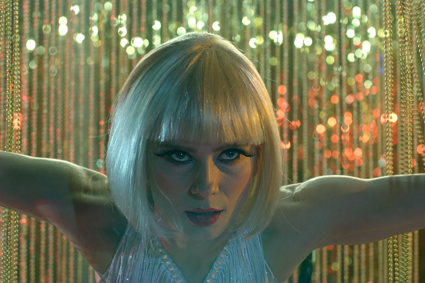 Musical grozy Agnieszki Smoczyńskiej ma być ołdem złożonym kolorowym latom 80. Jak przyznała reżyserka - jej obraz jest trawestacją baśni Hansa Christiana Andersena "Mała syrenka".