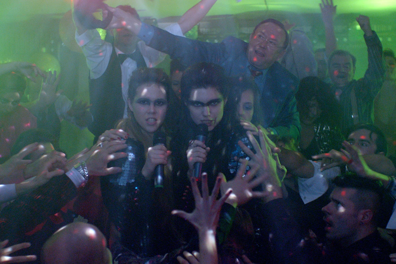 Dwie syreny - Srebrna i Złota - lądują w środku świata warszawskich dancingów lat 80., tętniącego muzyką, mieniącego się światłami neonów i blaskiem cekinów.   Dołączają do muzyków zespołu Figi i Daktyle, z dnia na dzień stając się sensacją nocnego życia stolicy.