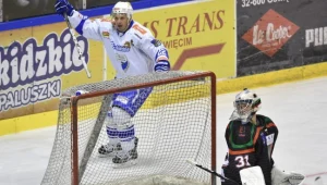 Krążek w bramce Kamila Kosowskiego (P) z GKS-u Tychy