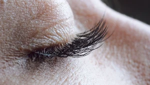 Rzęsy będą długie jak firanki. Wcieraj w nie tanią domową odżywkę