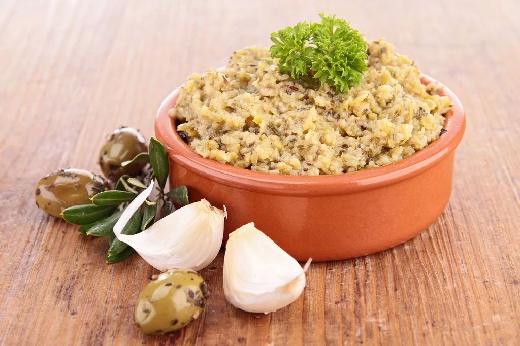 Tapenada jest pastą do smarowania pieczywa, zrobioną z drobno posiekanych lub zmielonych oliwek