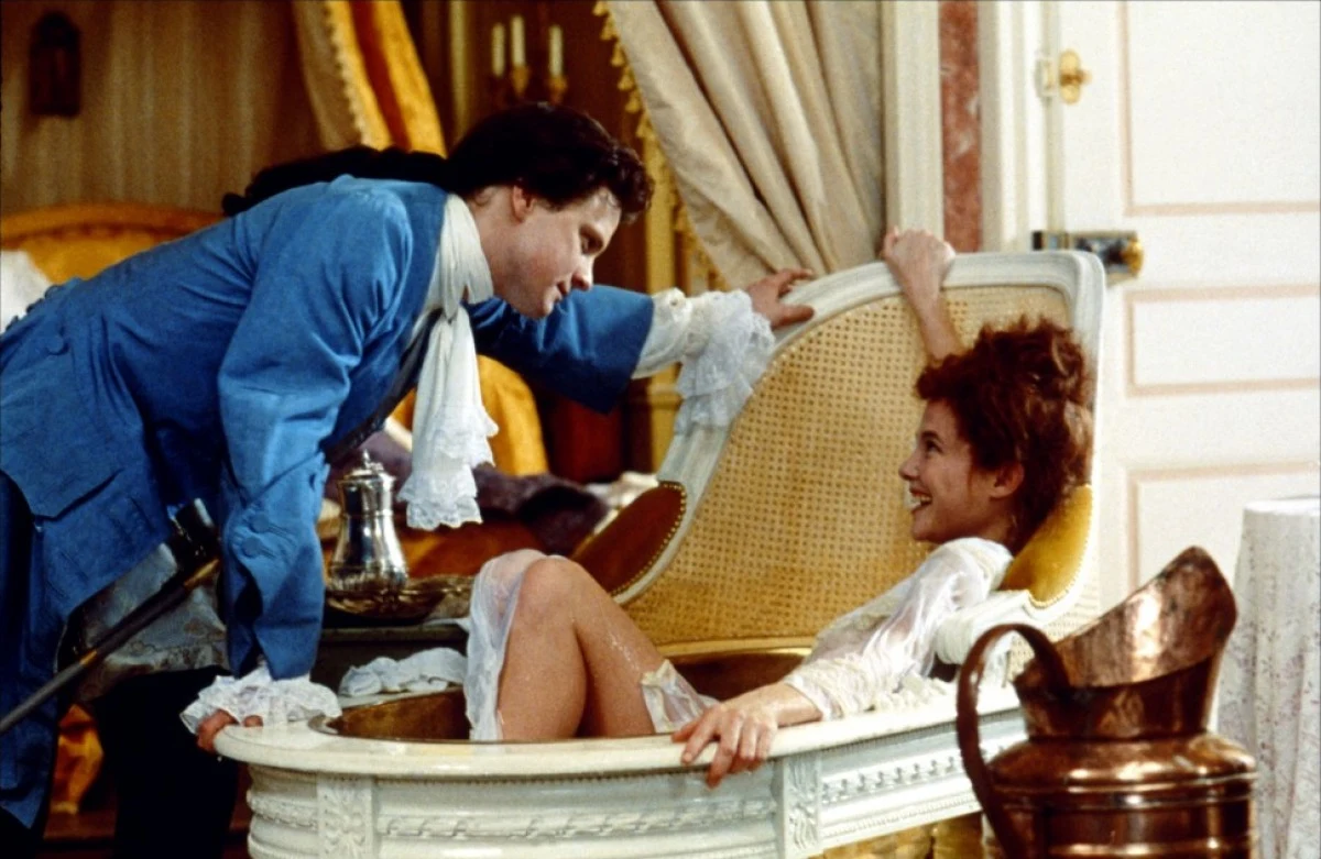 Aktorstwo było mu pisane od początku. Debiutował już w przedszkolu, w sztuce przygotowywanej przez jego grupę z okazji świąt Bożego Narodzenia, w której wcielił się w postać Jacka Frosta. Jako nastolatek uczęszczał na kurs aktorstwa w londyńskim Drama Center. To właśnie tam, podczas ostatniego semestru nauki, zrozumiał, co jest jego powołaniem. Zagrał Hamleta i... - Poczułem się tak, jakby w mojej głowie rozbrzmiała jakaś wielka symfonia - wspomina. - Wiedziałem już, że chcę grać do końca mojego życia.
Po ukończeniu Drama Center Firth zaczął wspinać się na kolejne szczeble kariery teatralnej, telewizyjnej i filmowej. Jego wielki talent nie budził wątpliwości - i zdobywał dlań kolejne role. Najpierw zabłysnął na dużym ekranie jako tytułowy bohater w "Valmoncie" Milosa Formana z 1989 roku. Film znalazł się jednak w cieniu o rok wcześniejszych "Niebezpiecznych związków" Stephena Frearsa, innej adaptacji powieści Choderlosa de Laclosa.