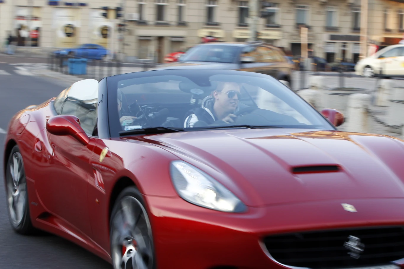 Piotr Kukulski w swoim luksusowym aucie