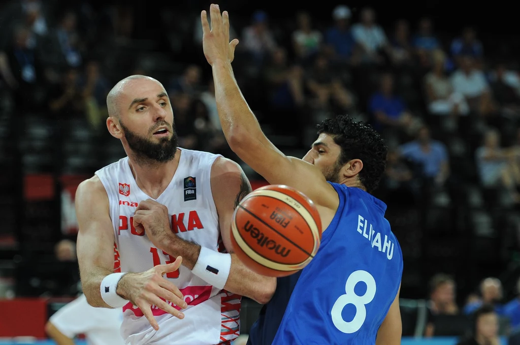 Marcin Gortat (z lewej) w meczu z Izraelem