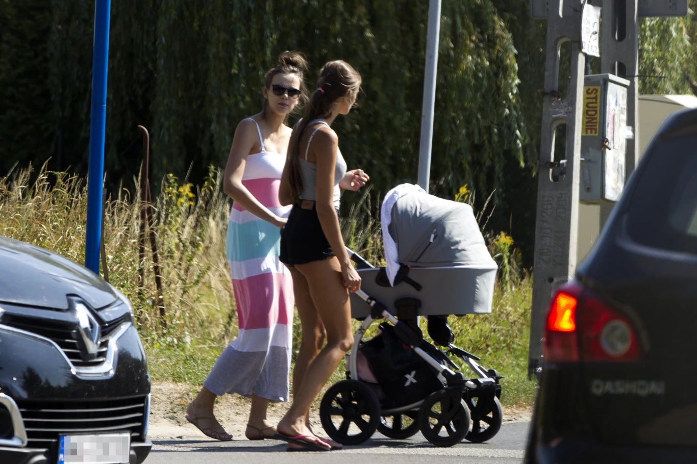 Paulina Krupińska na spacerzez z córeczką i koleżanką Paulina Krupińska na spacerzez z córeczką i koleżanką