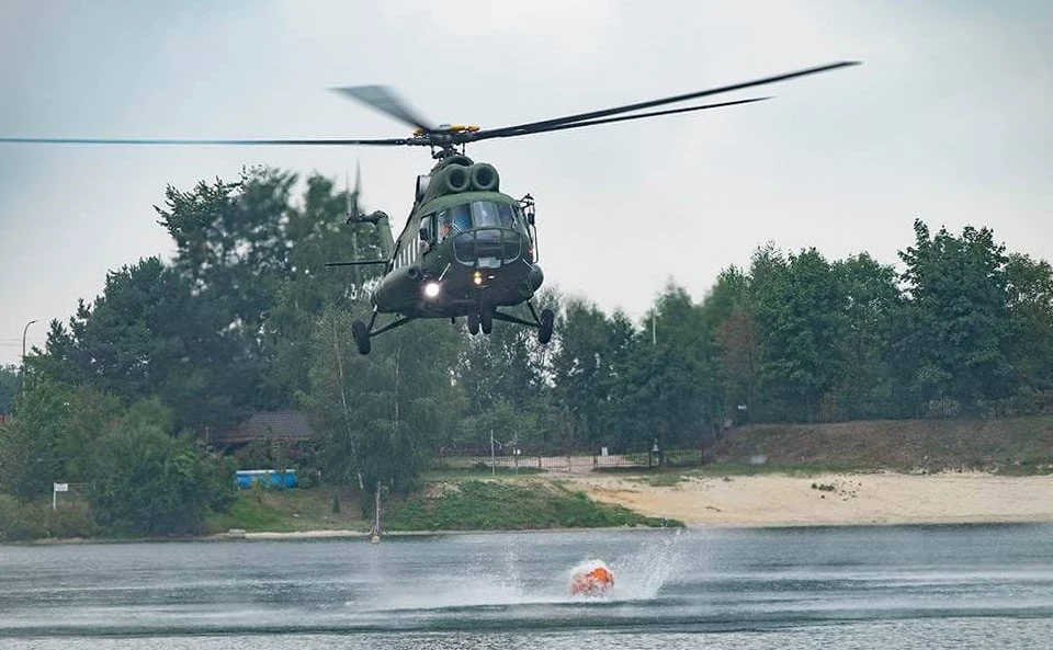 Mi-8 z 3. Grupy Poszukiwawczo-Ratowniczej podczas akcji ratunkowej nad jeziorem