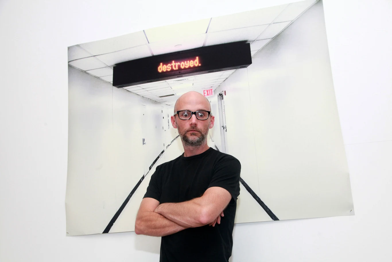 Do dziesiątej w dyskografii Moby’ego płyty zatytułowanej "Destroyed" dołączony był album ze zdjęciami, które muzyk wykonał podczas swoich międzynarodowych tras koncertowych 