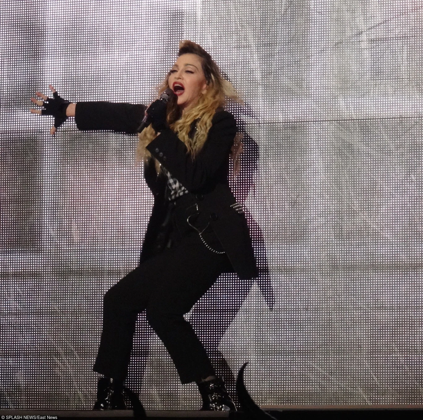 Madonna zaśpiewała także swoją wersję "La Vien En Rose" Edith Piaf