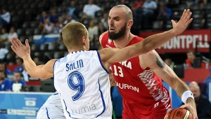 Marcin Gortat w pojedynku z Finami