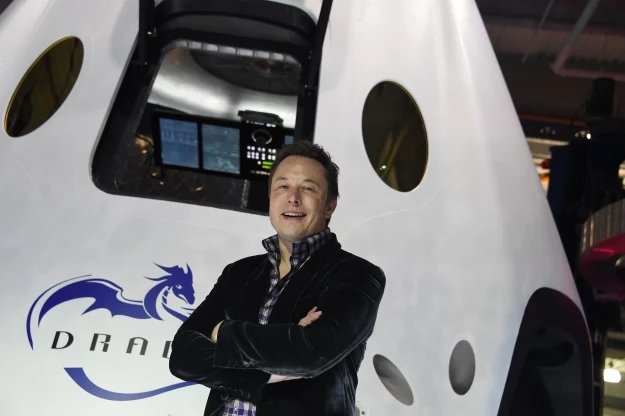 Elon Musk na tle kapsuły kosmicznej Dragon