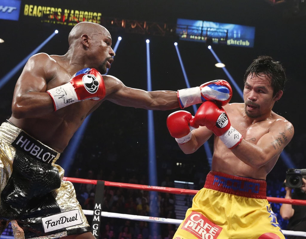 Floyd Mayweather Jr. (z lewej) kontra Manny Pacquiao
