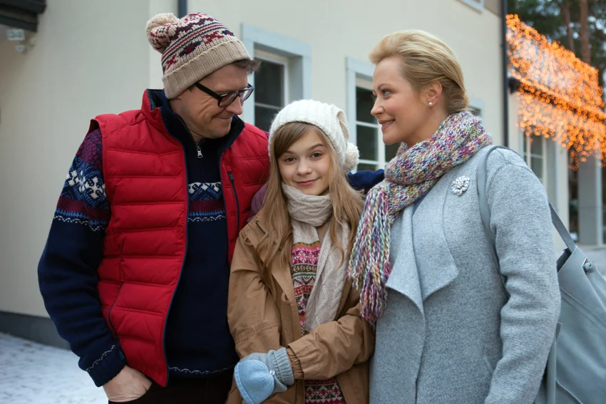 Wojciech Malajkat, Julia Wróblewska i Agnieszka Wagner w scenie z filmu "Listy do M. 2"