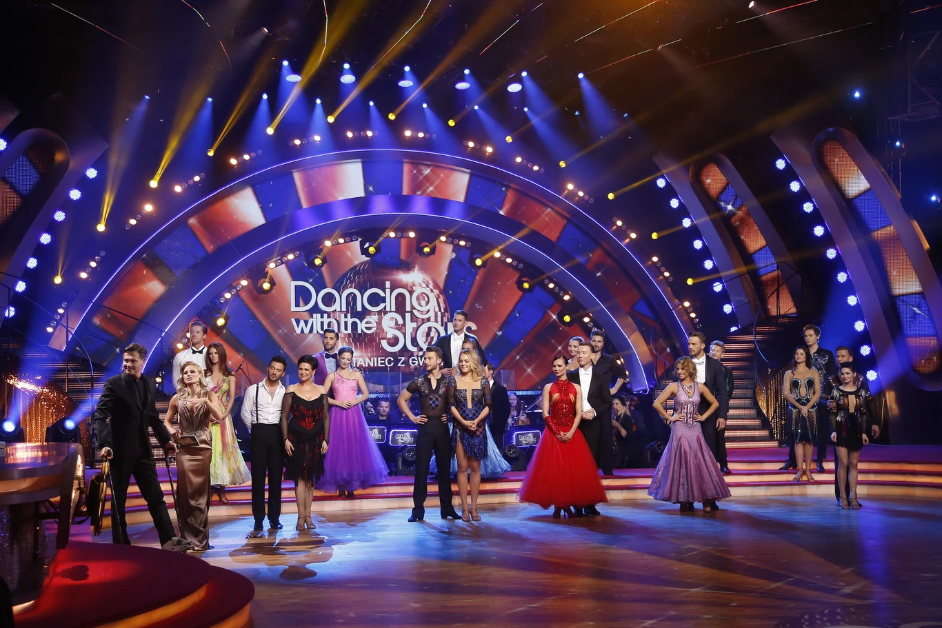 W 4. edycji "Tańca z Gwiazdami" na parkiecie Polsatu stanęła nieparzysta liczba 11 par. Czyżby ktoś zrezygnował w ostatniej chwili?