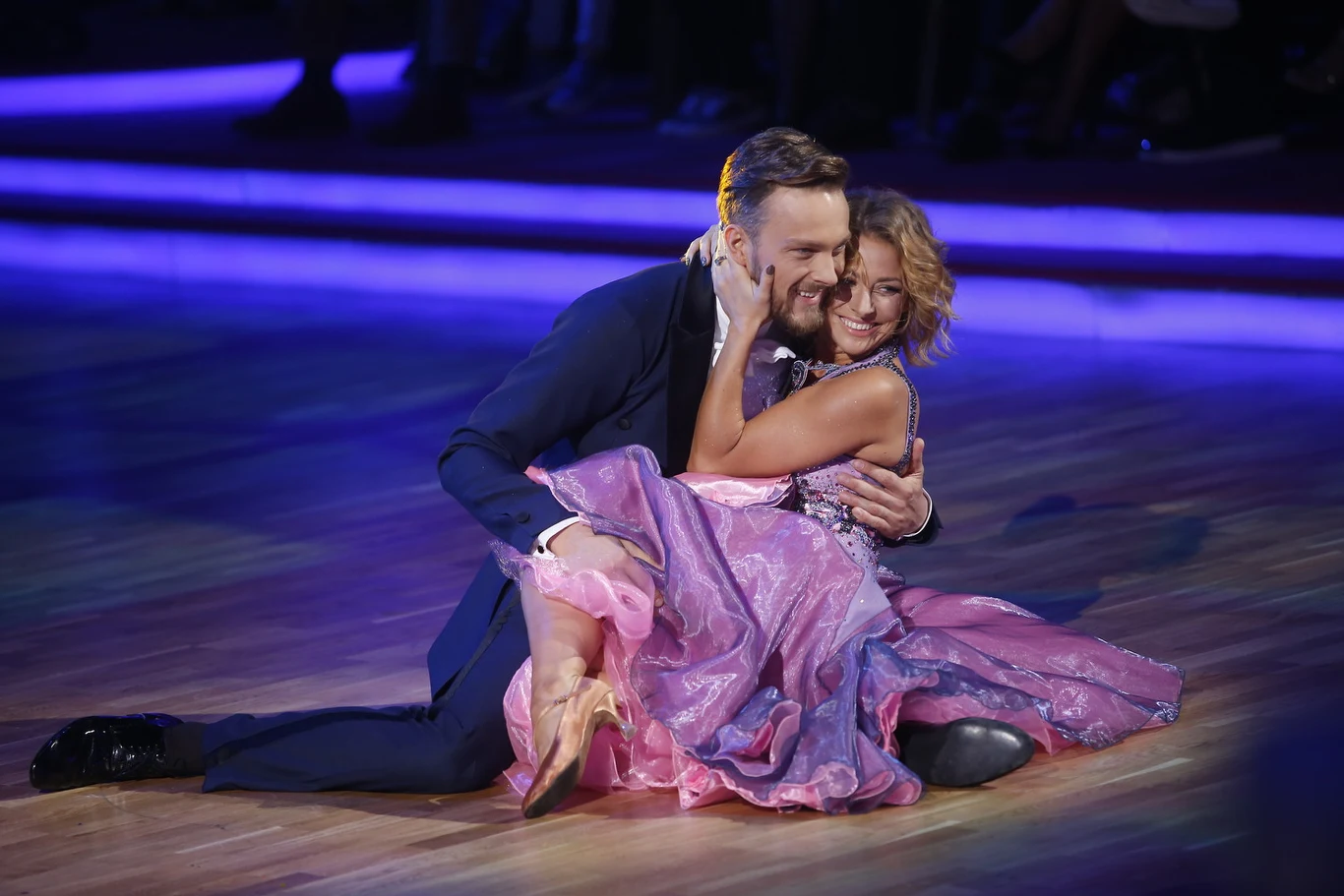 Następnym tancerzem na parkiecie Polsatu był Sławek Uniatowski, który w parze z Magdą Soszyńską spróbował sił w fokstrocie. - Gdybyś tak zaśpiewał, jak tańczysz, to musiałbym cie znienawidzić - rozpoczął Michał Malitowski. Juror wyśmiał "lisi kroczek" piosenkarza, nazywając go "niedźwiedzim", ale stwierdził, że z tak dobrą partnerką "na pewno coś się urodzi". - Potencjał jest - Czarna Mamba dodała otuchy Uniatowskiemu. Pavlović zwróciła jednak uwagę na "sylwetkę esa-floresa". To, że wokalista nie był wyprostowany, nie przeszkodziło jednak Beacie Tyszkiewicz, która była pod wrażeniem "niezwykłego wdzięku" uczestnika show. Uniatowski i Soszyńska zainkasowali 27 punktów.