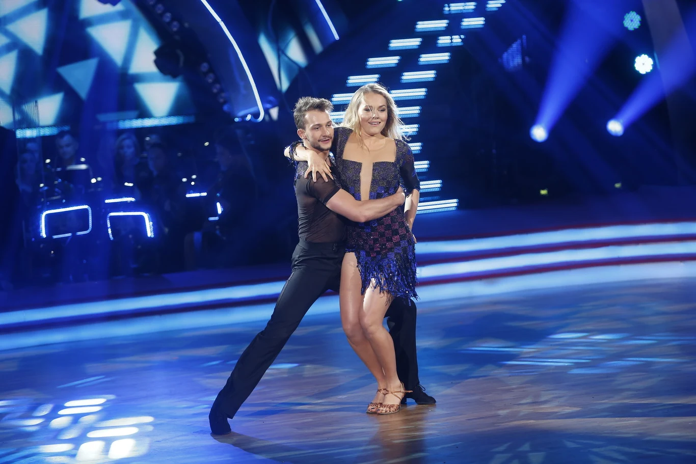 Kolejny duet wieczoru - Magdalena Lamparska i Kamil Kuroczko - zatańczyli cza-czę. Czarna Mamba stwierdziła, że pierwsza połowa występu aktorki była o wiele lepsza. Potem "środek ciężkości, zamiast pod pępkiem, znalazł się pod gardłem". - Było jednak uroczo - dodała jurorka. Michał Malitowski również zauważył  pęknięcie w występie Lamparskiej: - Druga część, pogubiłaś się. Wtedy doi akcji wkroczyła Beata Tyszkiewicz: Ma pani tyle uroku, że nieważne, gdzie ma pani środek ciężkości - zakończyła jurorka. Duet zgromadził od jurorów 27 punktów.