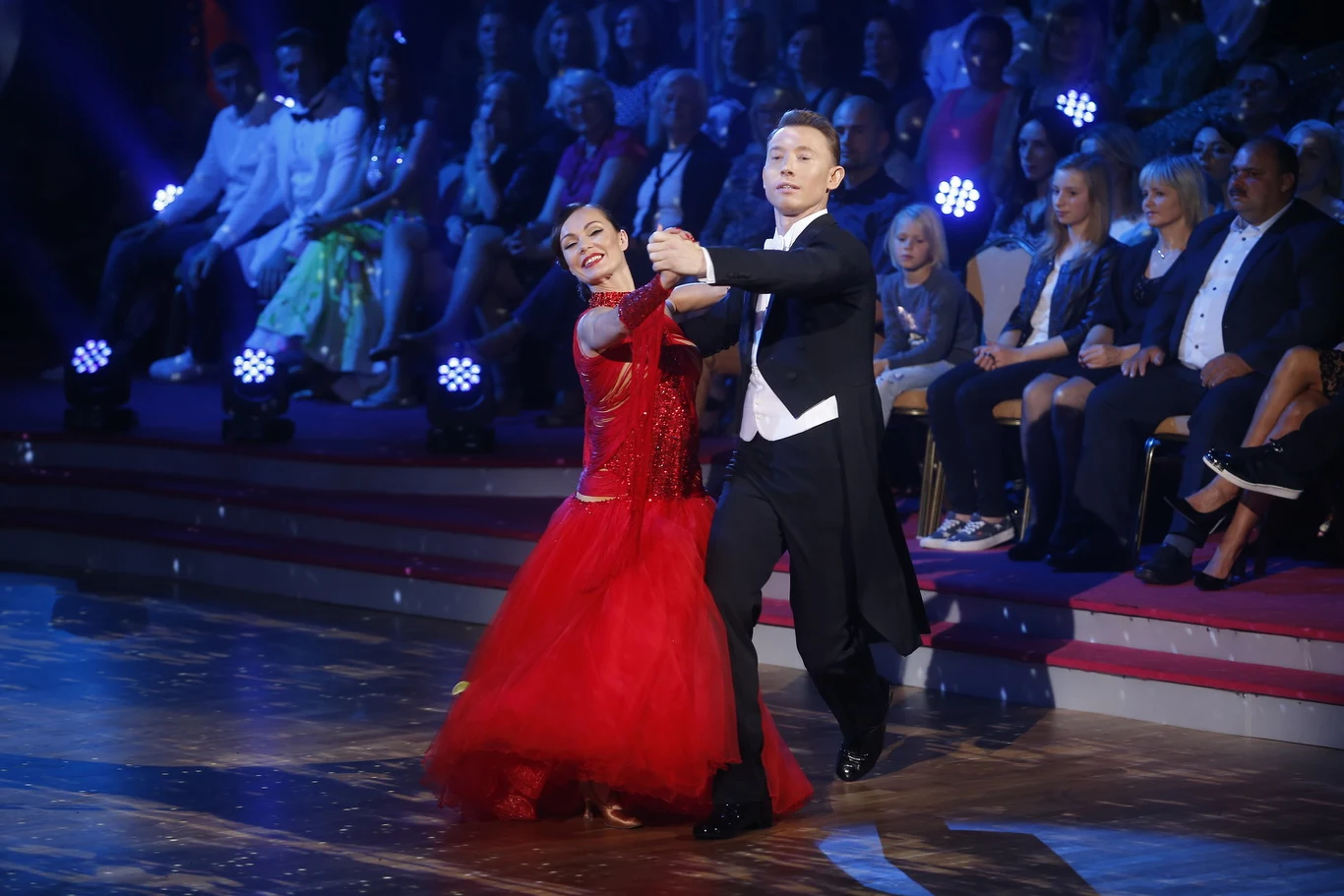 Walca angielskiego zatańczyli kolejni uczestnicy show: Rafał Mohr i Nina Tyrka. Po raz pierwszy w ten wieczór jurorzy okazali oznaki zachwytu. - Mam w sercu wskaźnik tańca - zaczęła Iwona Pavlović. - Zapowiadasz się rewelacyjnie, oddajesz całym sobą muzykę - Czarna Mamba chwaliła aktora, zwracając uwagę na "akcję swingową". - Przybyłeś, zatańczyłeś, zwyciężyłeś - zakończyła jurorka. "Piękne opadnie-unoszenie, dobra praca stóp" - to elementy, które najbardziej podobały się Michałowi Malitowskiemu. Beata Tyszkiewicz życzyła z kolei Mohrowi, żeby "uwolnił pasję". Aktor otrzymał aż 36 punktów.