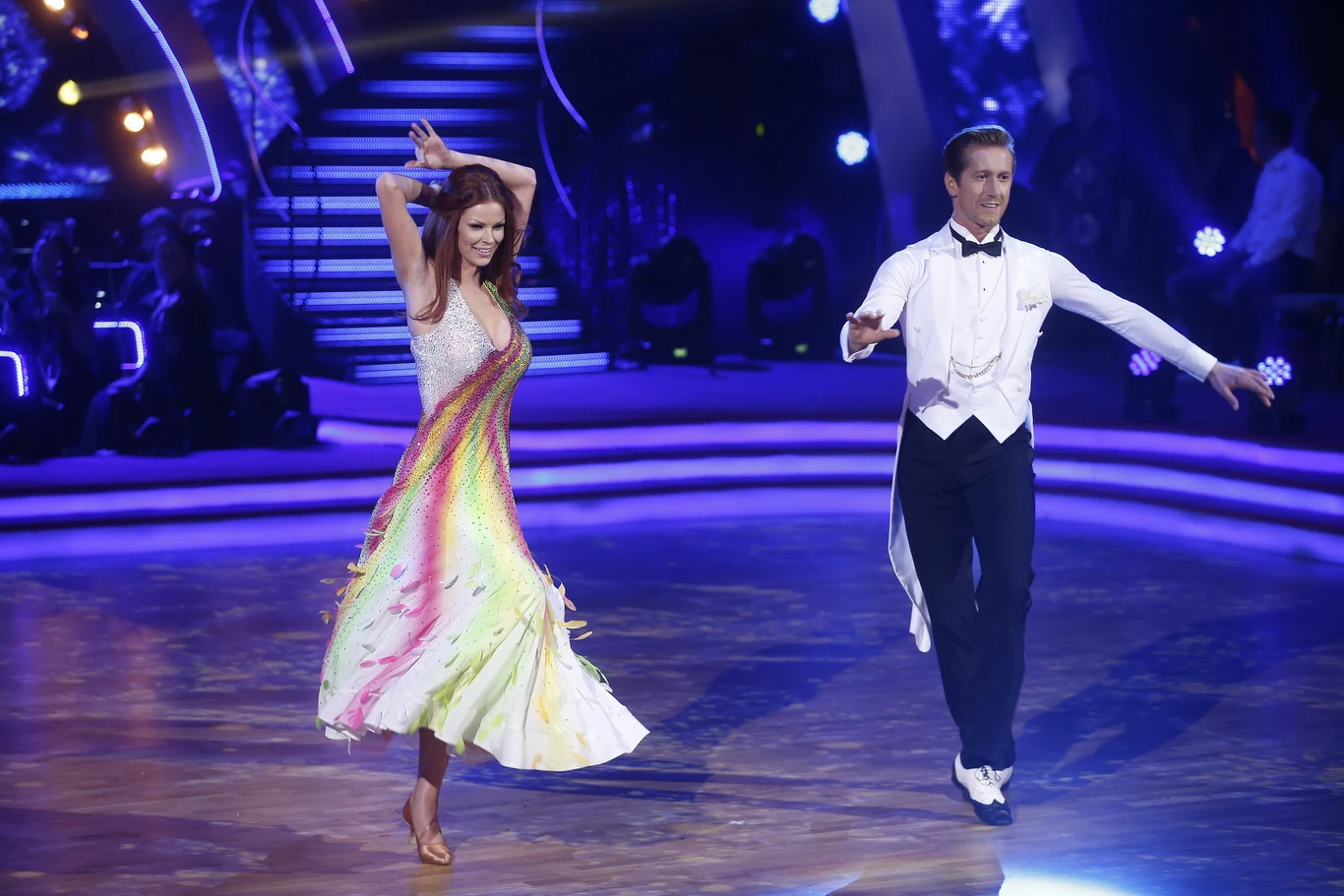 Małgorzata Tomaszewska-Słomina i Robert Kochanek wkroczyli na parkiet dokładnie w połowie premierowej odsłony 4. edycji show Polsatu, prezentując fokstrota. - Bardzo ładne ustawienie, w trzymaniu świetnie wyglądasz - Michał Malitowski nie ukrywał, że występ córki Jana Tomaszewskiego zrobił na nim niemałe wrażenie. Czarna Mamba dodała, że Tomaszewska-Słomina jest dla niej "objawieniem" jeśli chodzi o ramę w tańcu standardowym. Pavlović stwierdziła, że tego nie da się nauczyć w tak krótkim czasie. -Talent, po prostu talent - spuentowała. Beata Tyszkiewicz dostrzegła u Tomaszewskiej-Słominy "duży temperament", a Andrzej Grabowski uzupełnił recenzję Michała Malitowskiego słowami: - Bez trzymania tez pani dobrze wygląda. Para otrzymała 34 punkty.