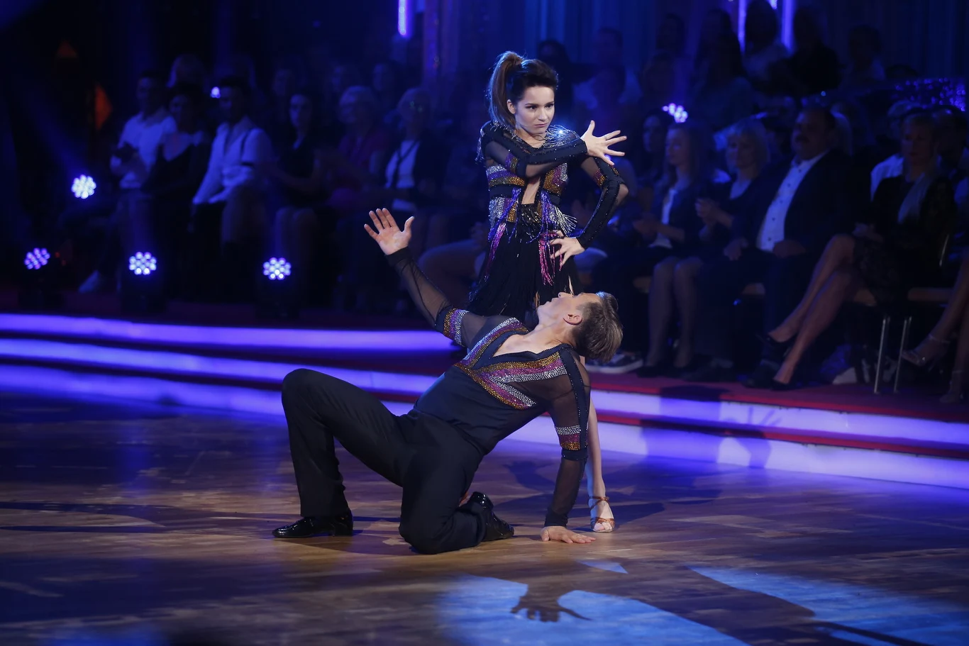 Premierowy taniec należał do Eweliny Lisowskiej i Tomasza Barańskiego, którzy przygotowali jive'a. - Thank you very much - nie mam więcej pytań - Michał Malitowski nawiązał do tytułu piosenki Margaret, do której zatańczył duet. - Bez pomyłek, czujesz rytm - juror był pod wrażeniem. - Brakuje mi swingu, ale twoim atutem są nogi. Widzę cię już w rumbie - dodała Iwona Pavlović. Para otrzymała 33 punkty a widzowie dowiedzieli się przy okazji, że Ewelina Lisowska waży 43 kilogramy.